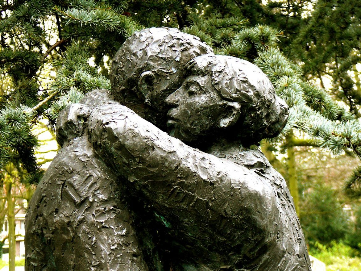 Sculpture of two people hugging